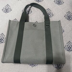 Lululemon boxy tote bag 10L in green/cream